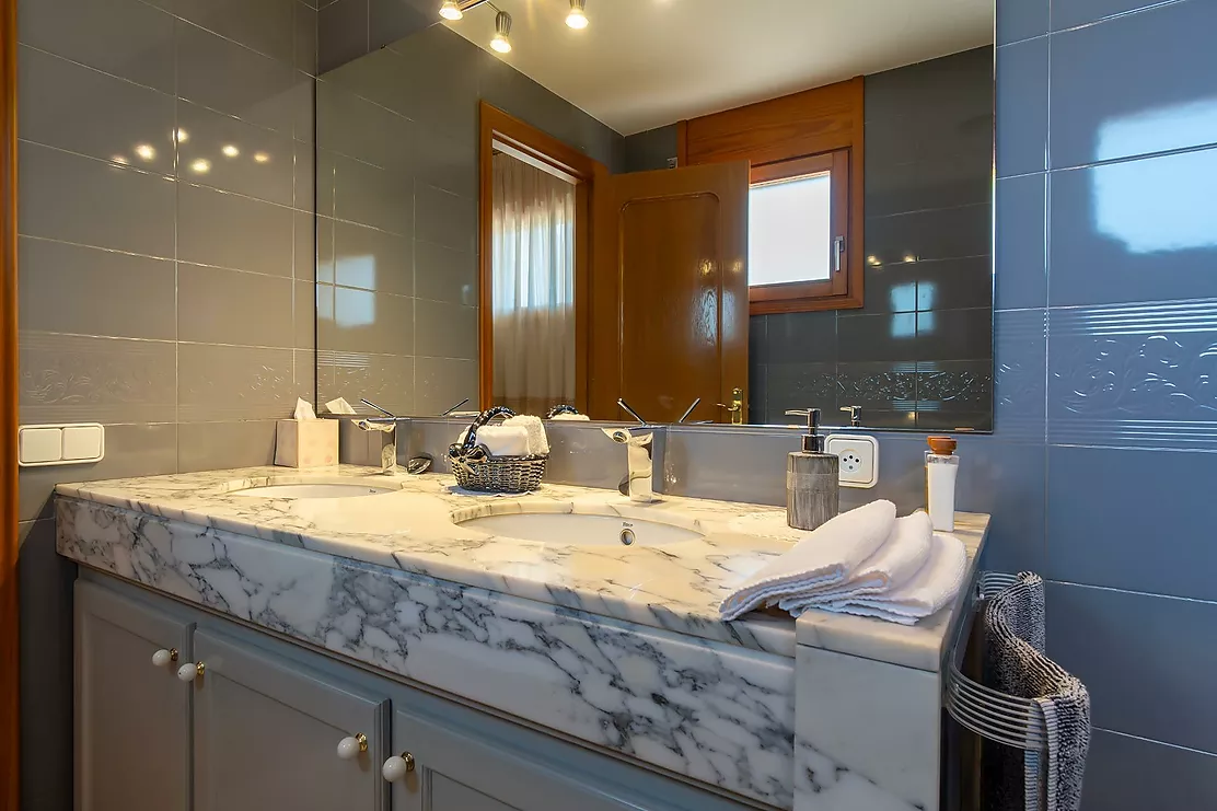 Exclusiva casa de lujo frente al lago de Banyoles con piscina y grandes espacios