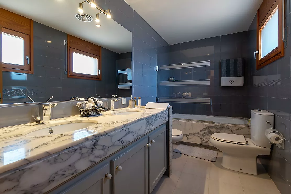 Exclusiva casa de lujo frente al lago de Banyoles con piscina y grandes espacios