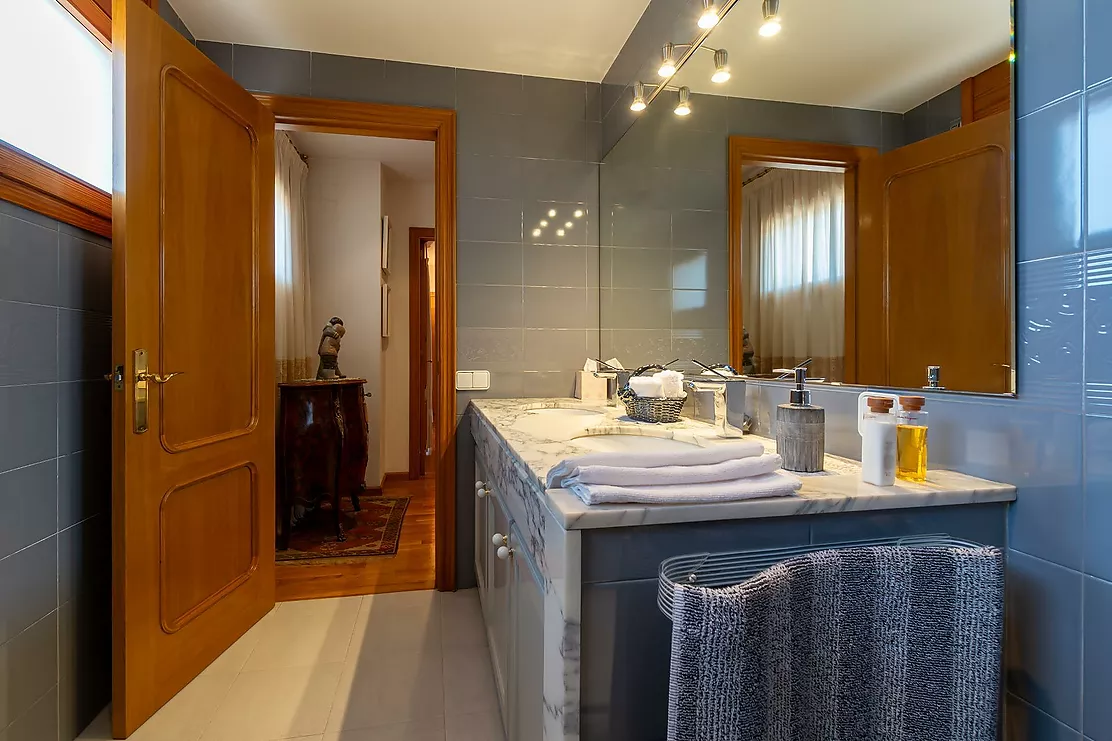 Exclusiva casa de lujo frente al lago de Banyoles con piscina y grandes espacios