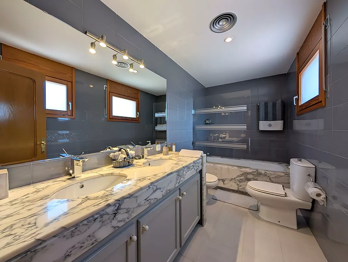Exclusiva casa de lujo frente al lago de Banyoles con piscina y grandes espacios