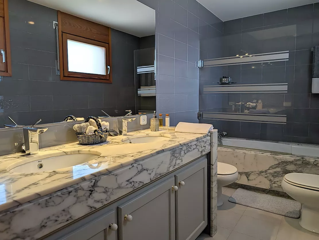 Exclusiva casa de lujo frente al lago de Banyoles con piscina y grandes espacios
