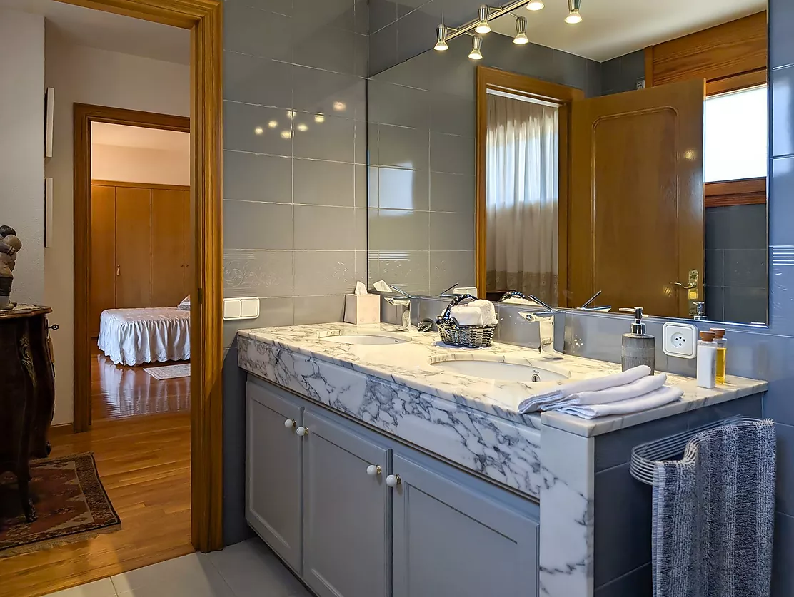 Exclusiva casa de lujo frente al lago de Banyoles con piscina y grandes espacios