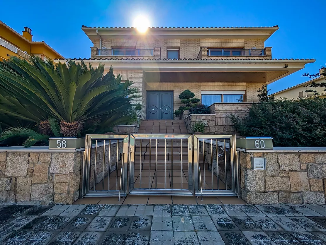 Exclusiva casa de lujo frente al lago de Banyoles con piscina y grandes espacios