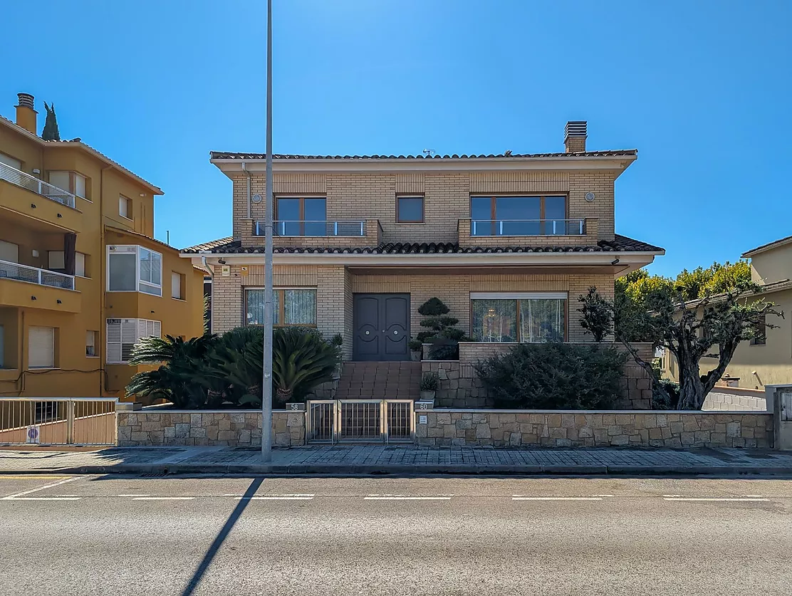 Exclusiva casa de lujo frente al lago de Banyoles con piscina y grandes espacios