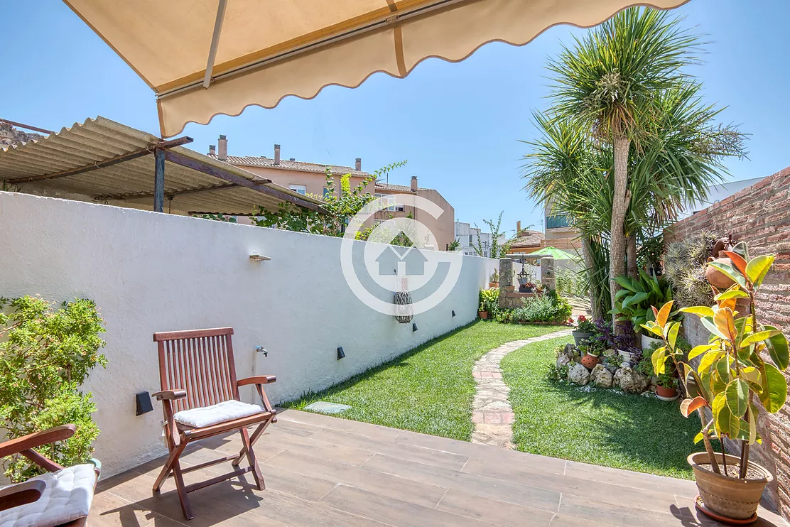 Casa de poble amb encant, jardí privat i un caràcter únic al cor de Palafrugell.