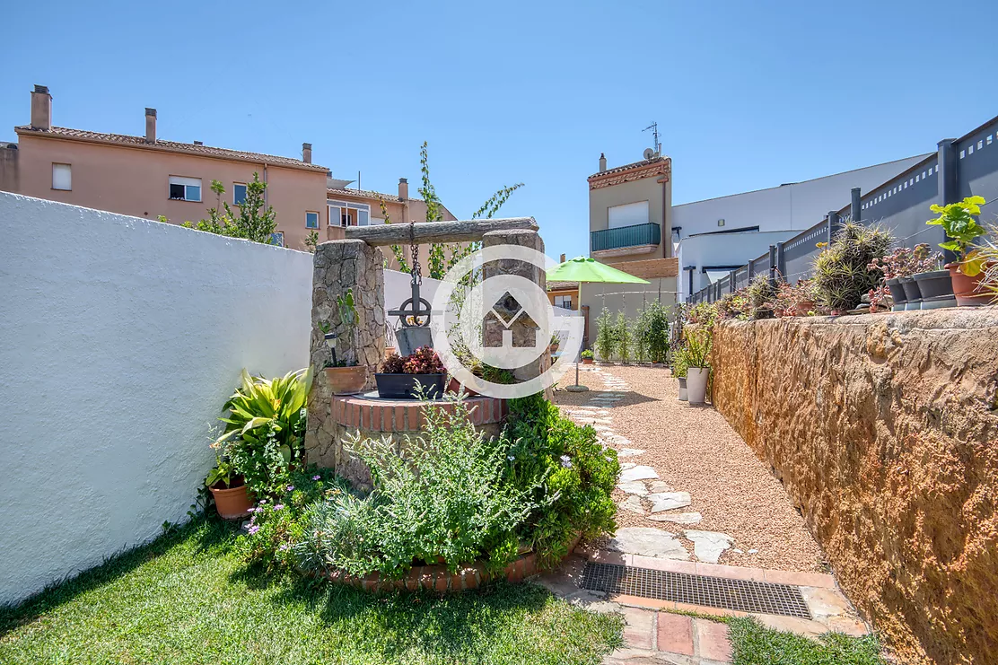 Casa de poble amb encant, jardí privat i un caràcter únic al cor de Palafrugell.