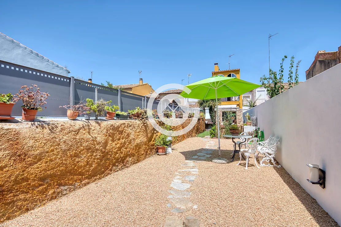 Casa de poble amb encant, jardí privat i un caràcter únic al cor de Palafrugell.