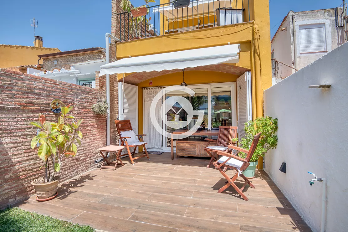Casa de poble amb encant, jardí privat i un caràcter únic al cor de Palafrugell.