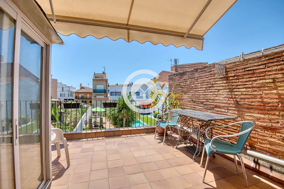 Casa de poble amb encant, jardí privat i un caràcter únic al cor de Palafrugell.