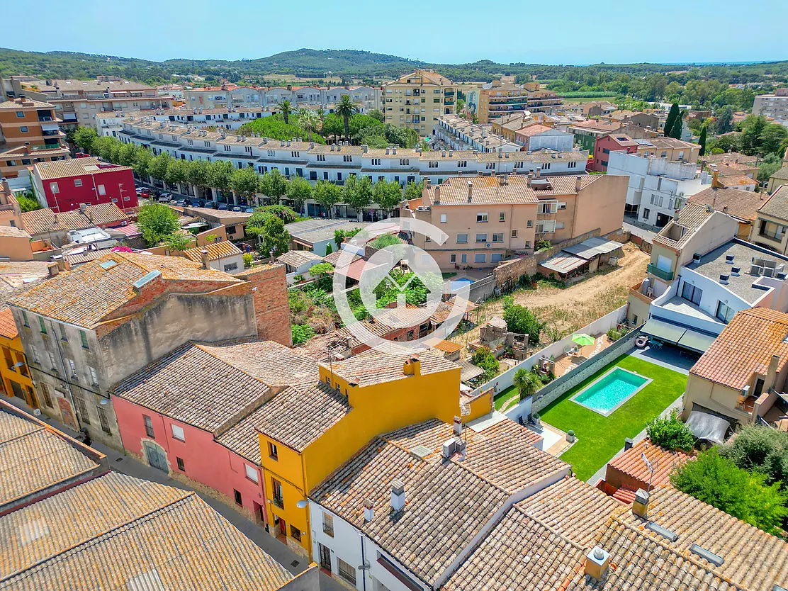 Casa de poble amb encant, jardí privat i un caràcter únic al cor de Palafrugell.