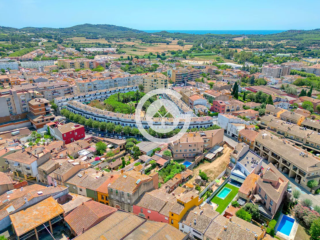 Casa de poble amb encant, jardí privat i un caràcter únic al cor de Palafrugell.