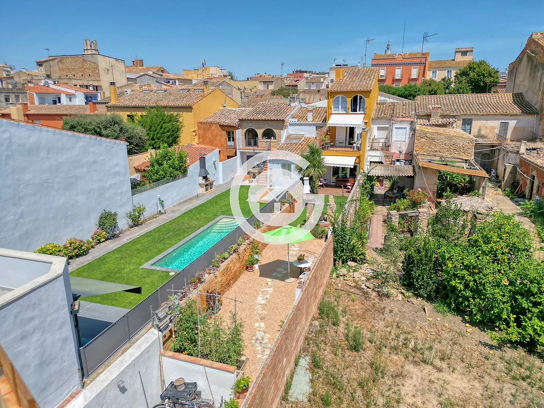 Casa de poble amb encant, jardí privat i un caràcter únic al cor de Palafrugell.