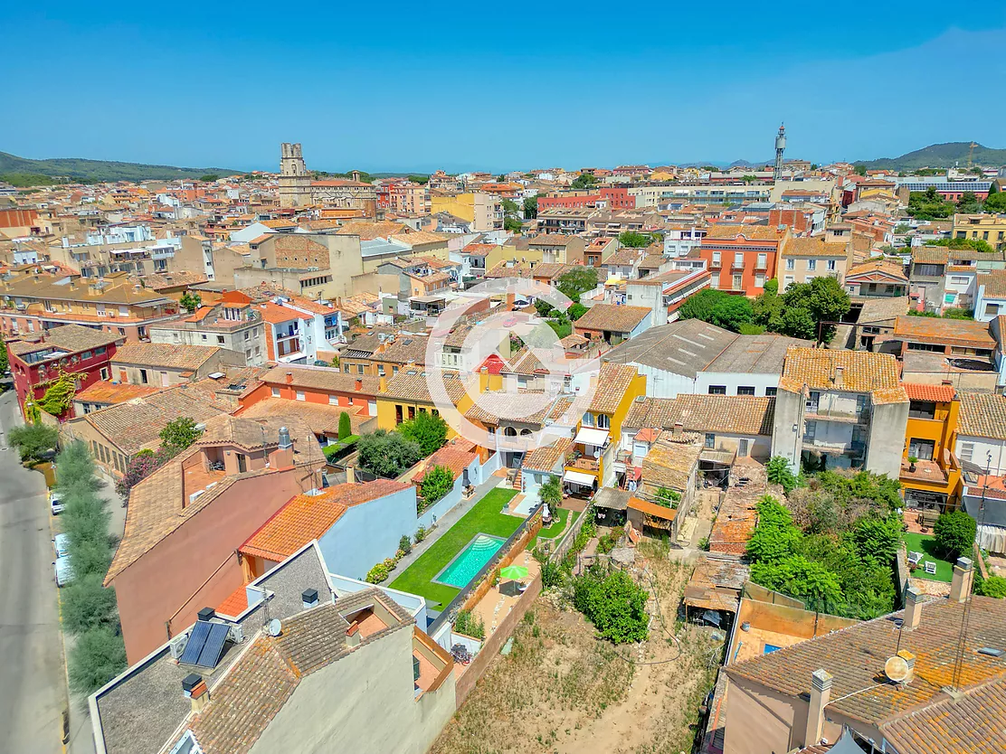 Casa de poble amb encant, jardí privat i un caràcter únic al cor de Palafrugell.