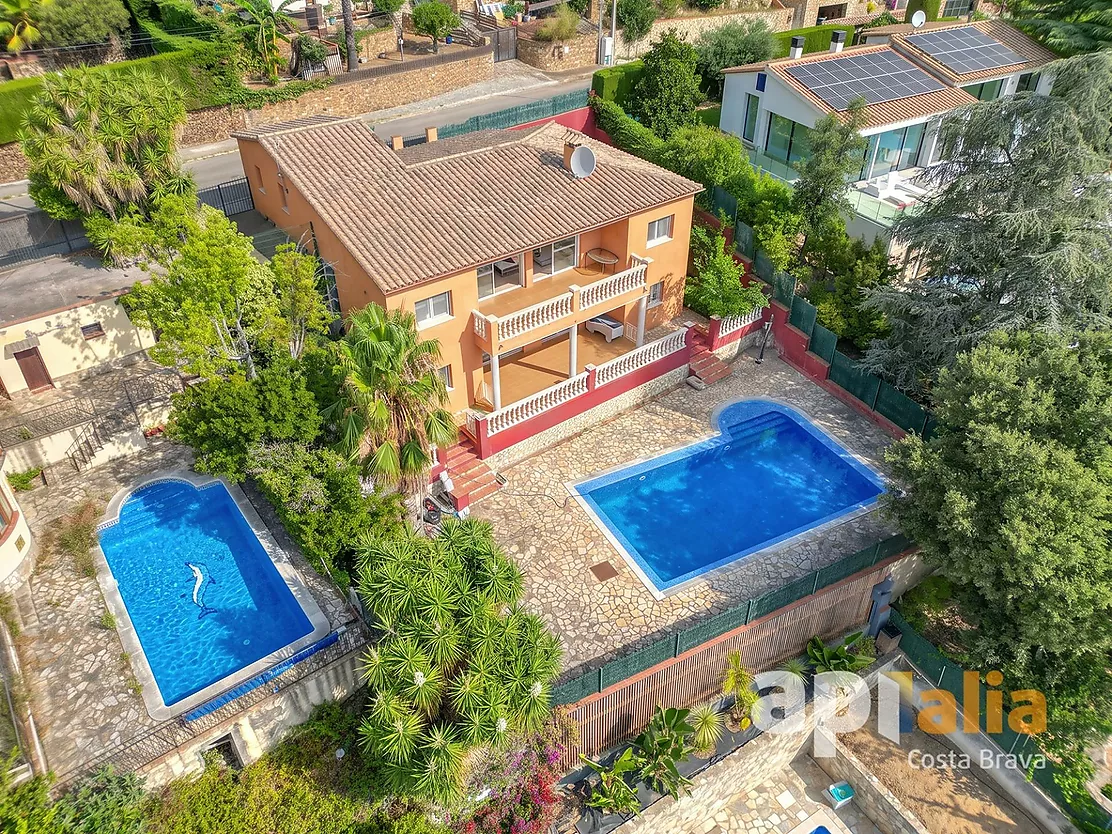 Espectacular villa independiente con piscina y jardín en la exclusiva urbanización Vizcondado de Cabanyes (Calonge)