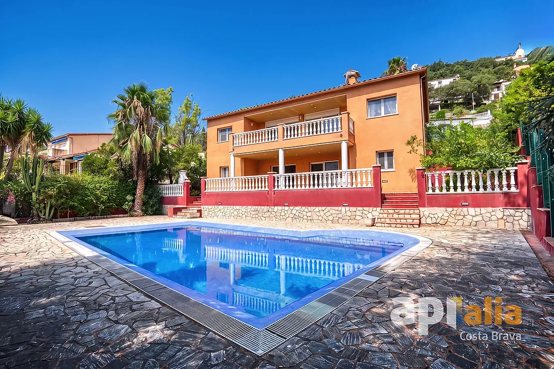 Espectacular vila independent amb piscina i jardí a l'exclusiva urbanització Vescomtat de Cabanyes (Calonge)