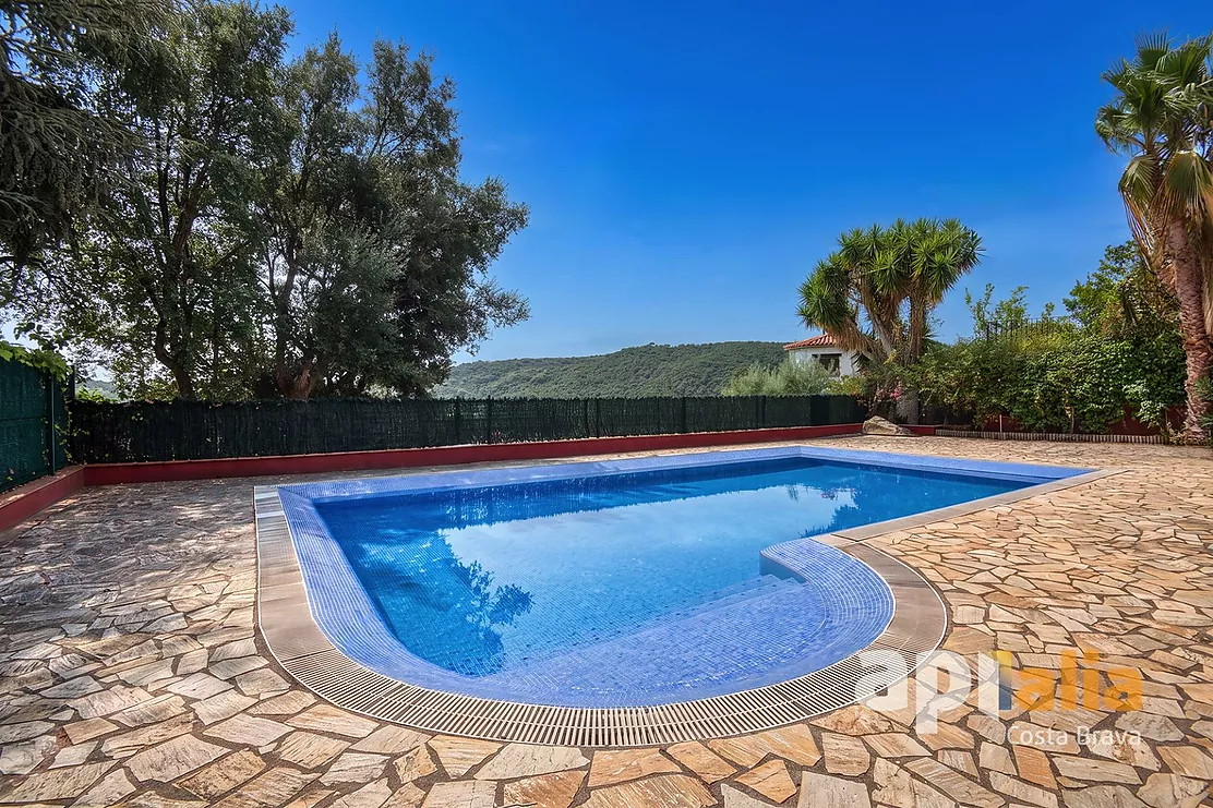 Espectacular vila independent amb piscina i jardí a l'exclusiva urbanització Vescomtat de Cabanyes (Calonge)