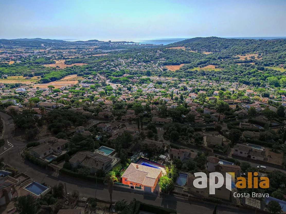 Espectacular vila independent amb piscina i jardí a l'exclusiva urbanització Vescomtat de Cabanyes (Calonge)