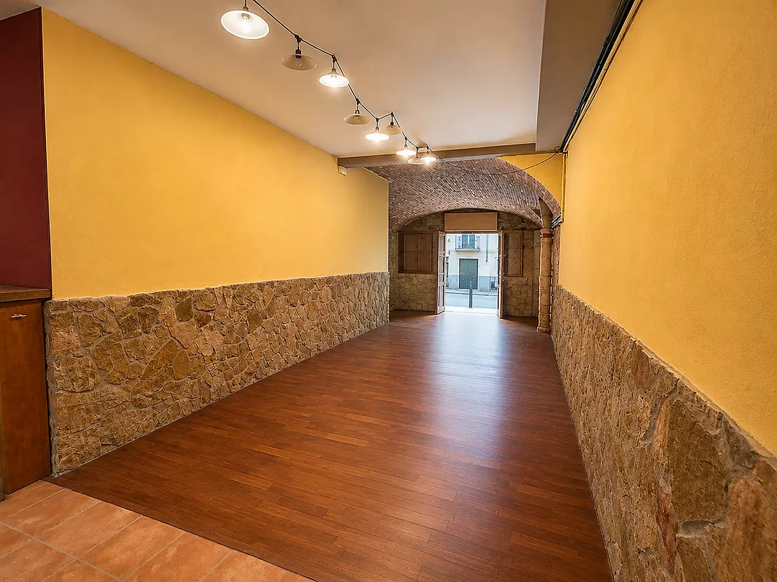 Amplio local comercial con salida de humos en el centro de Palamós