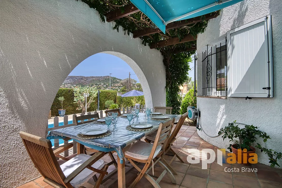 Encantadora villa de 3 dormitorios totalmente reformada con piscina y jardín en Vizcondado de Cabanyes (Calonge)