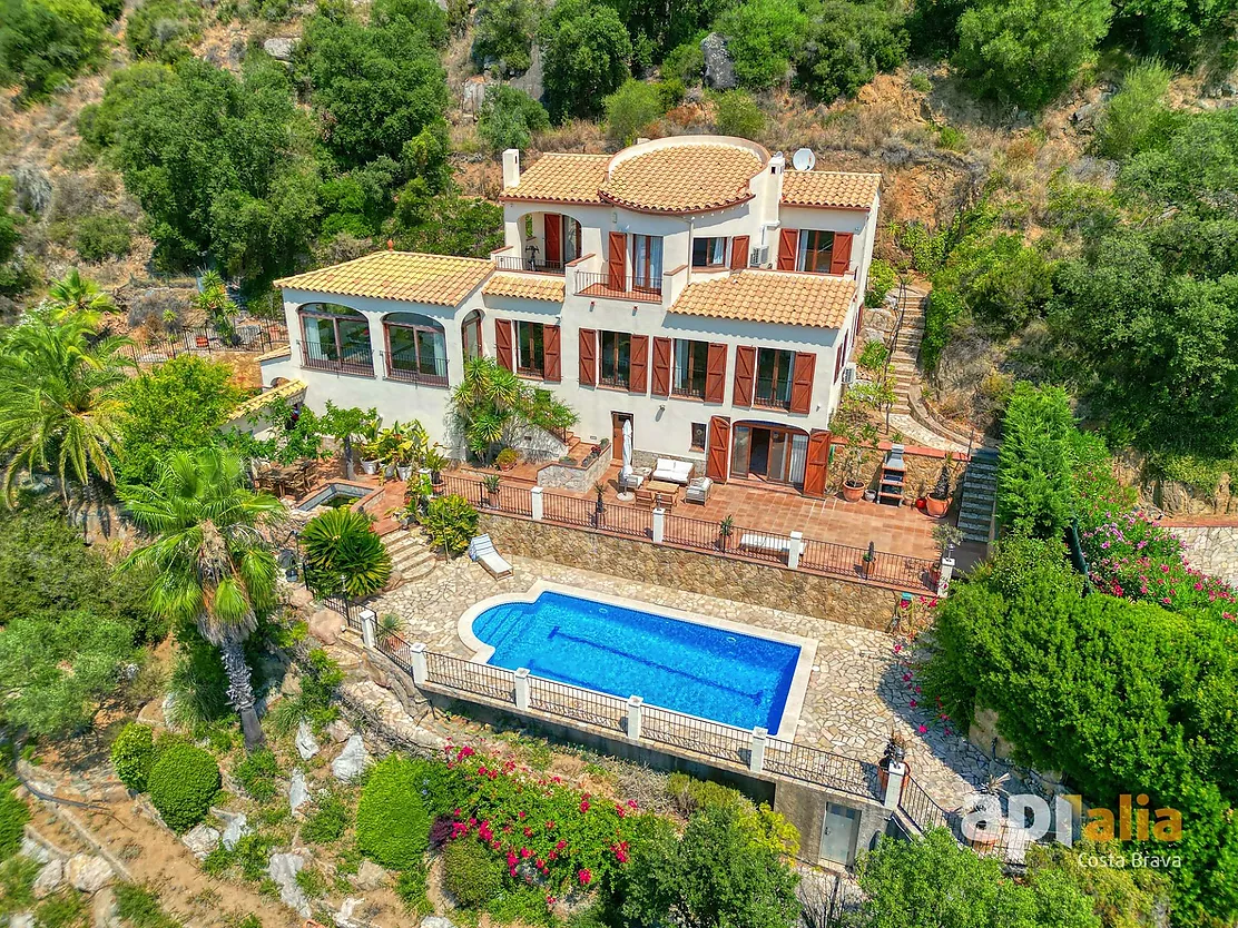 Espectacular casa con piscina y vistas para disfrutar del estilo de vida mediterráneo