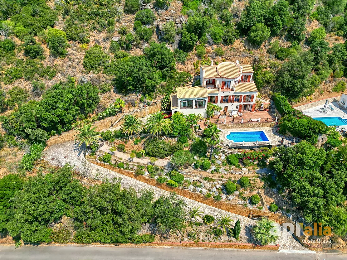 Espectacular casa con piscina y vistas para disfrutar del estilo de vida mediterráneo