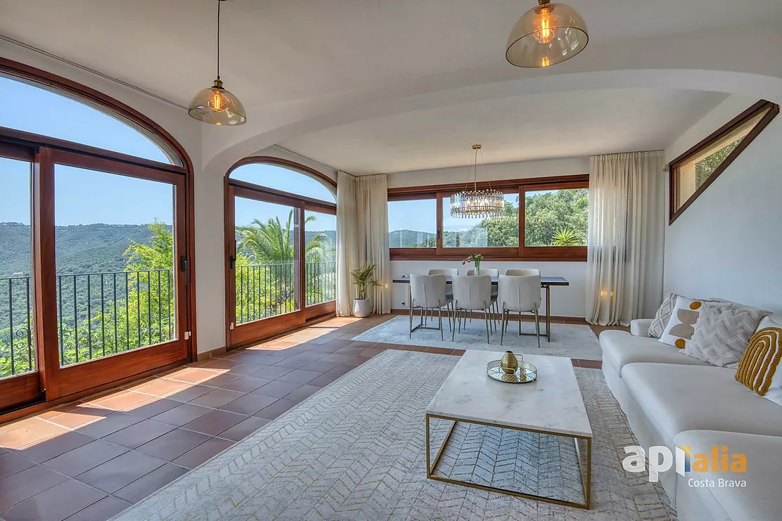 Espectacular casa con piscina y vistas para disfrutar del estilo de vida mediterráneo