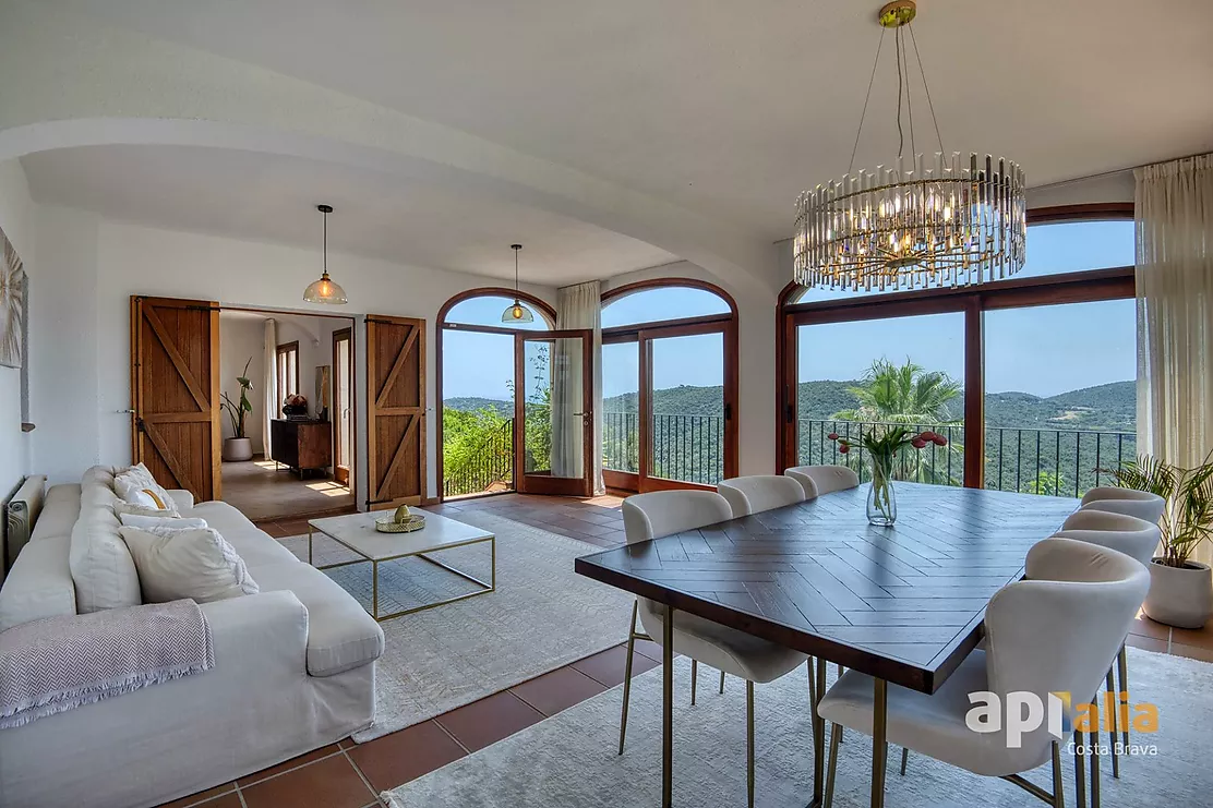 Espectacular casa con piscina y vistas para disfrutar del estilo de vida mediterráneo