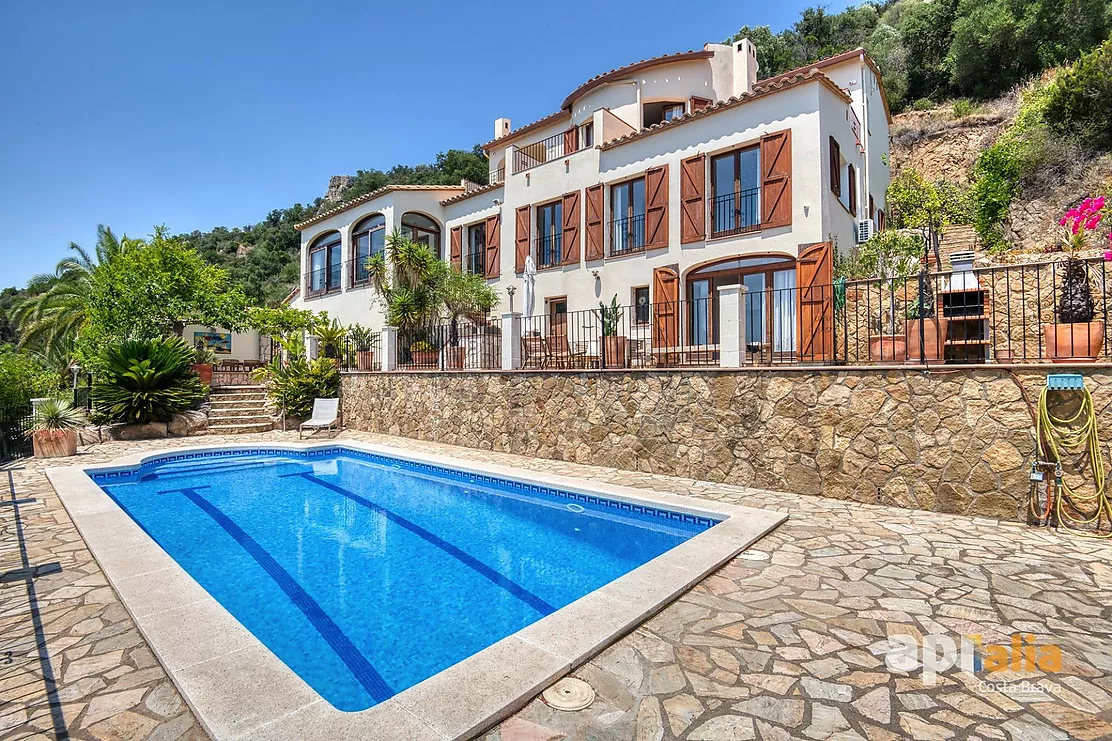 Espectacular casa con piscina y vistas para disfrutar del estilo de vida mediterráneo