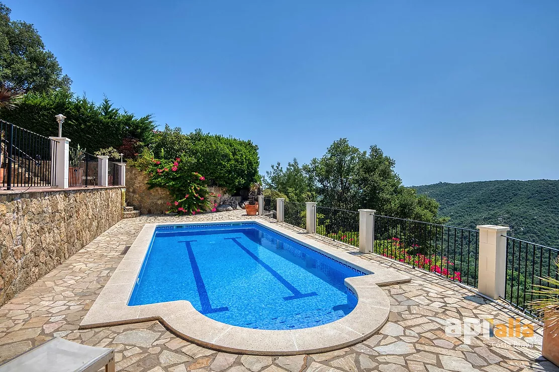 Espectacular casa con piscina y vistas para disfrutar del estilo de vida mediterráneo