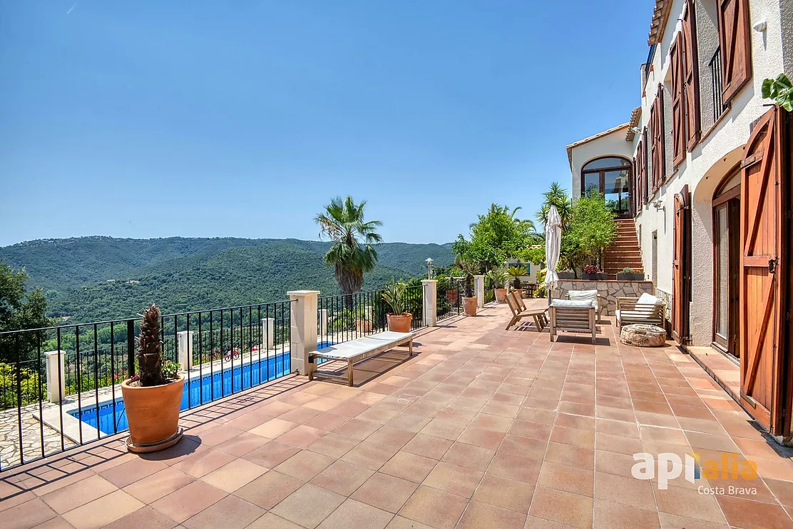 Espectacular casa con piscina y vistas para disfrutar del estilo de vida mediterráneo
