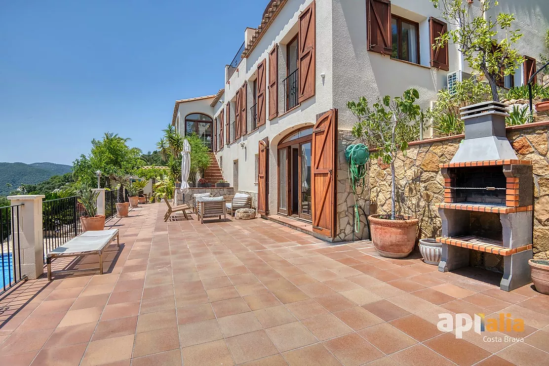 Espectacular casa con piscina y vistas para disfrutar del estilo de vida mediterráneo