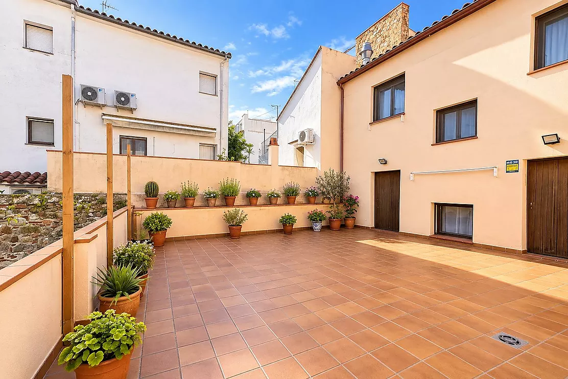 ¡Vive e invierte en el corazón de Palamós! Chalet pareado con local multifuncional a 5 minutos de la playa