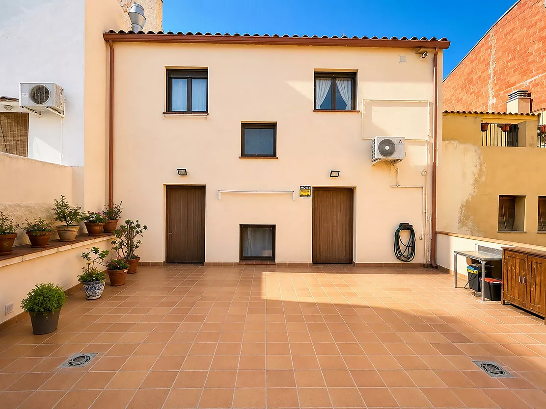 ¡Vive e invierte en el corazón de Palamós! Chalet pareado con local multifuncional a 5 minutos de la playa