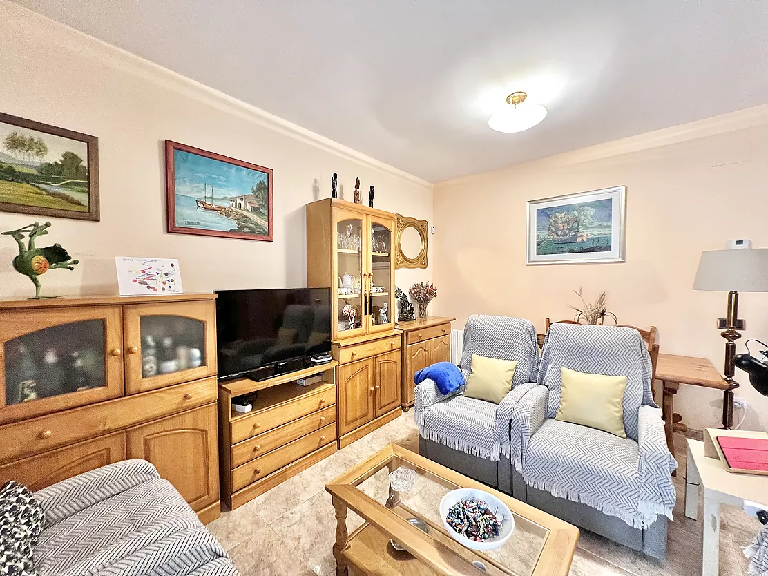 ¡Vive e invierte en el corazón de Palamós! Chalet pareado con local multifuncional a 5 minutos de la playa