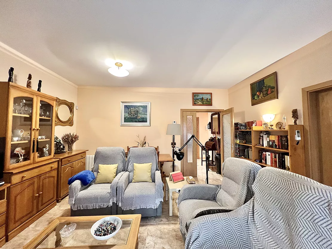 ¡Vive e invierte en el corazón de Palamós! Chalet pareado con local multifuncional a 5 minutos de la playa