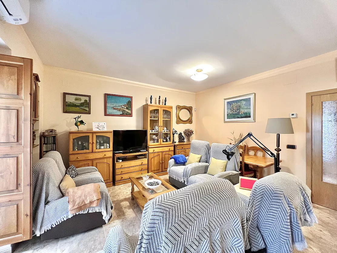 ¡Vive e invierte en el corazón de Palamós! Chalet pareado con local multifuncional a 5 minutos de la playa