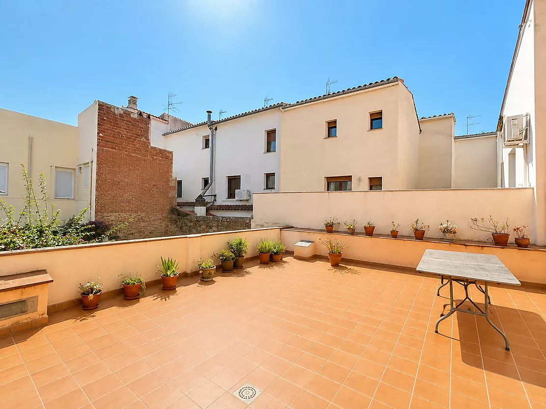 ¡Vive e invierte en el corazón de Palamós! Chalet pareado con local multifuncional a 5 minutos de la playa
