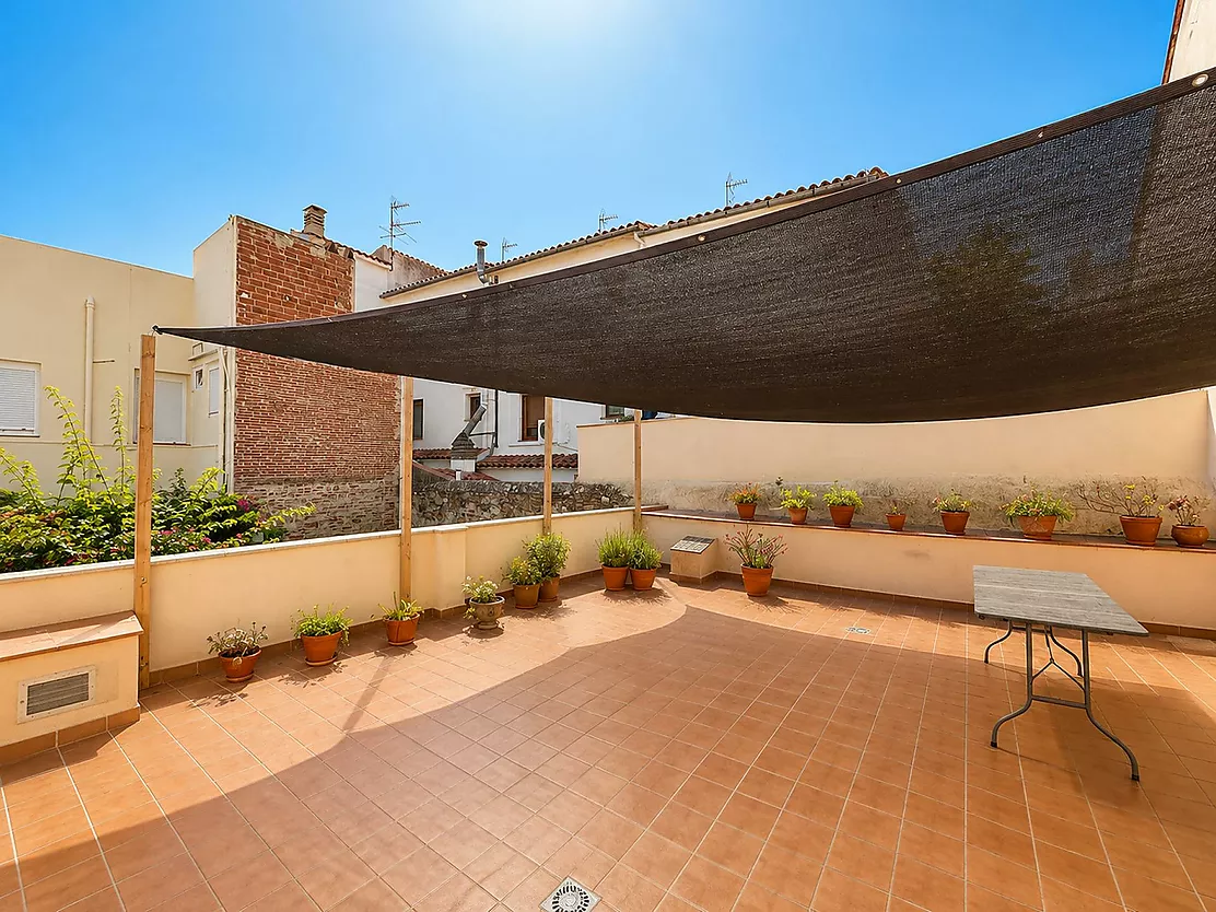 ¡Vive e invierte en el corazón de Palamós! Chalet pareado con local multifuncional a 5 minutos de la playa
