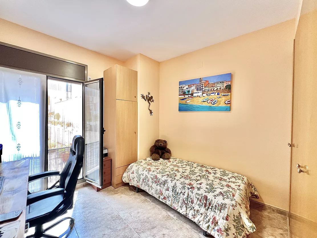 ¡Vive e invierte en el corazón de Palamós! Chalet pareado con local multifuncional a 5 minutos de la playa