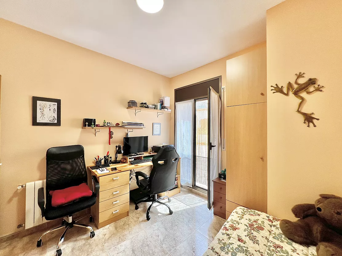 ¡Vive e invierte en el corazón de Palamós! Chalet pareado con local multifuncional a 5 minutos de la playa