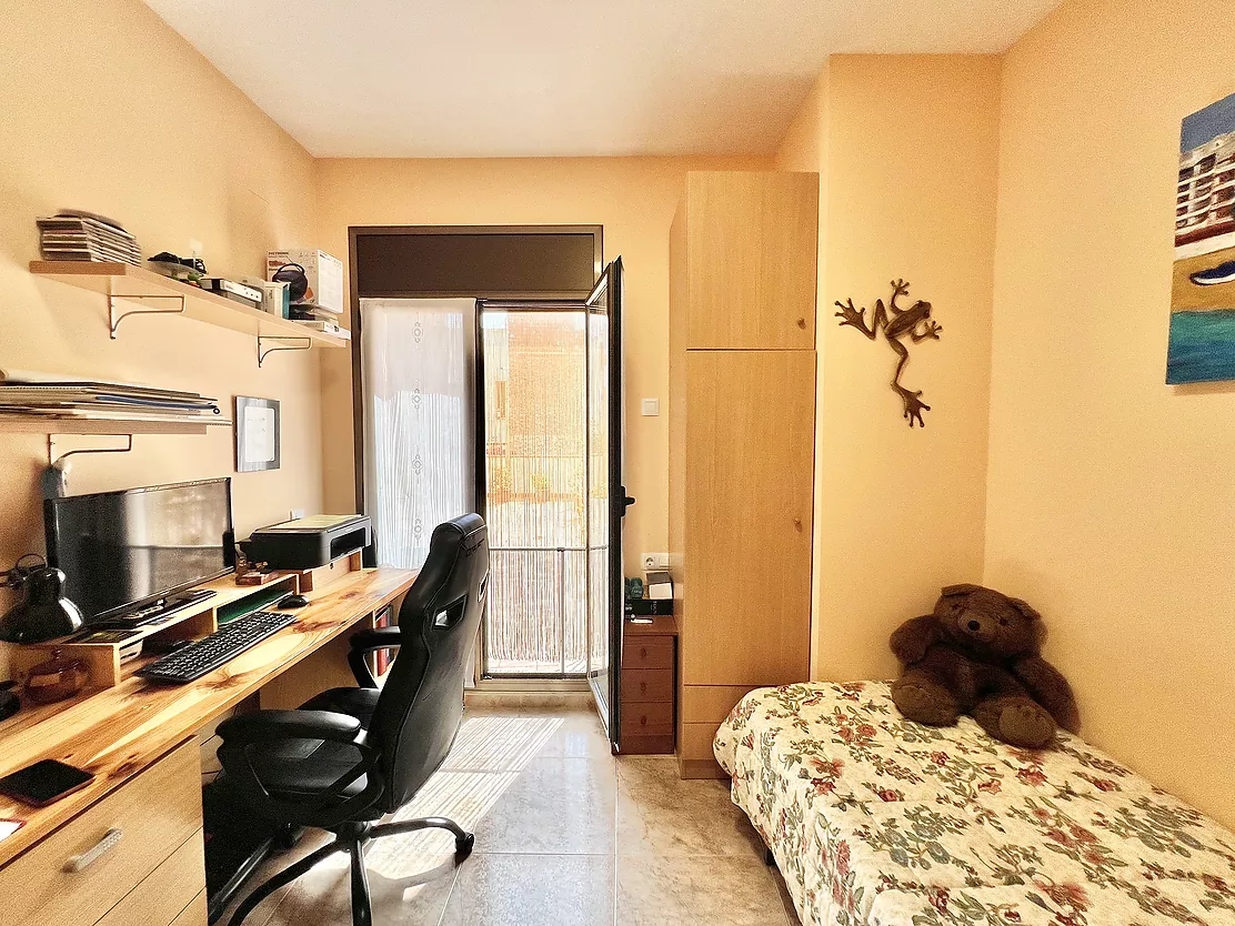 ¡Vive e invierte en el corazón de Palamós! Chalet pareado con local multifuncional a 5 minutos de la playa