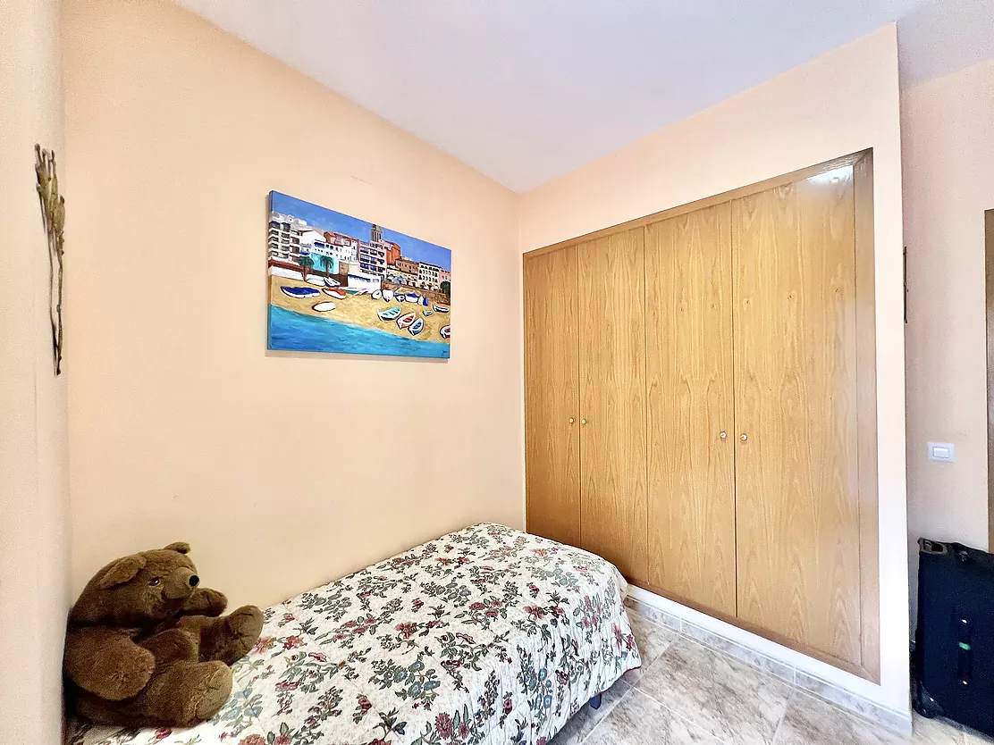 ¡Vive e invierte en el corazón de Palamós! Chalet pareado con local multifuncional a 5 minutos de la playa