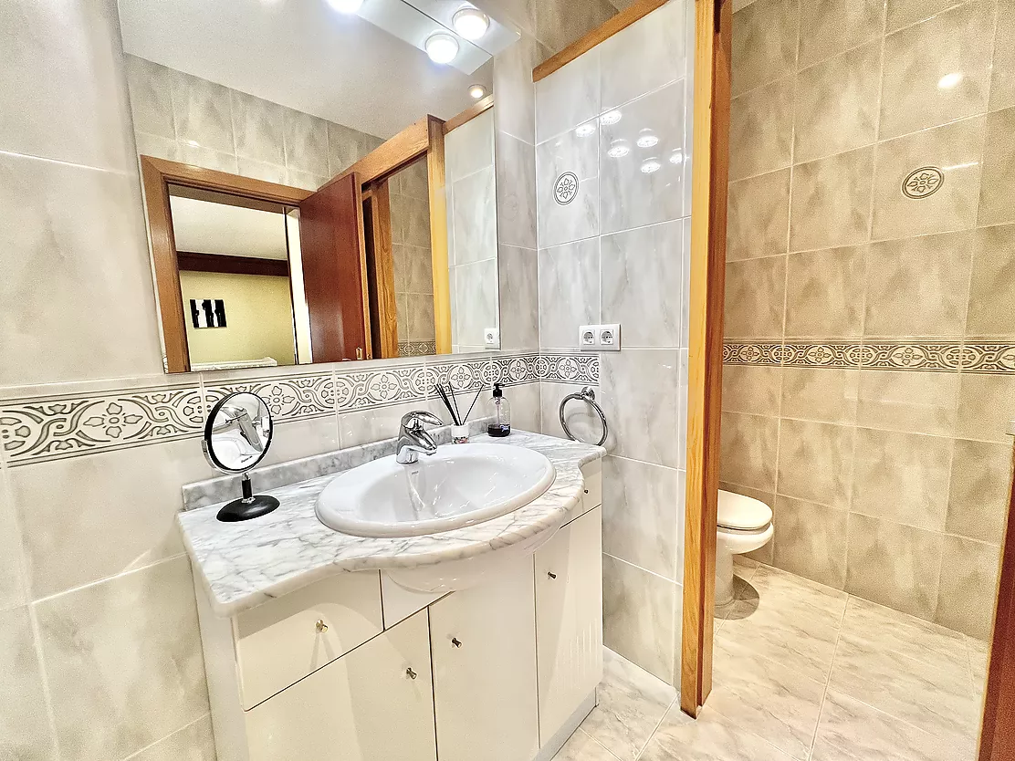 ¡Vive e invierte en el corazón de Palamós! Chalet pareado con local multifuncional a 5 minutos de la playa