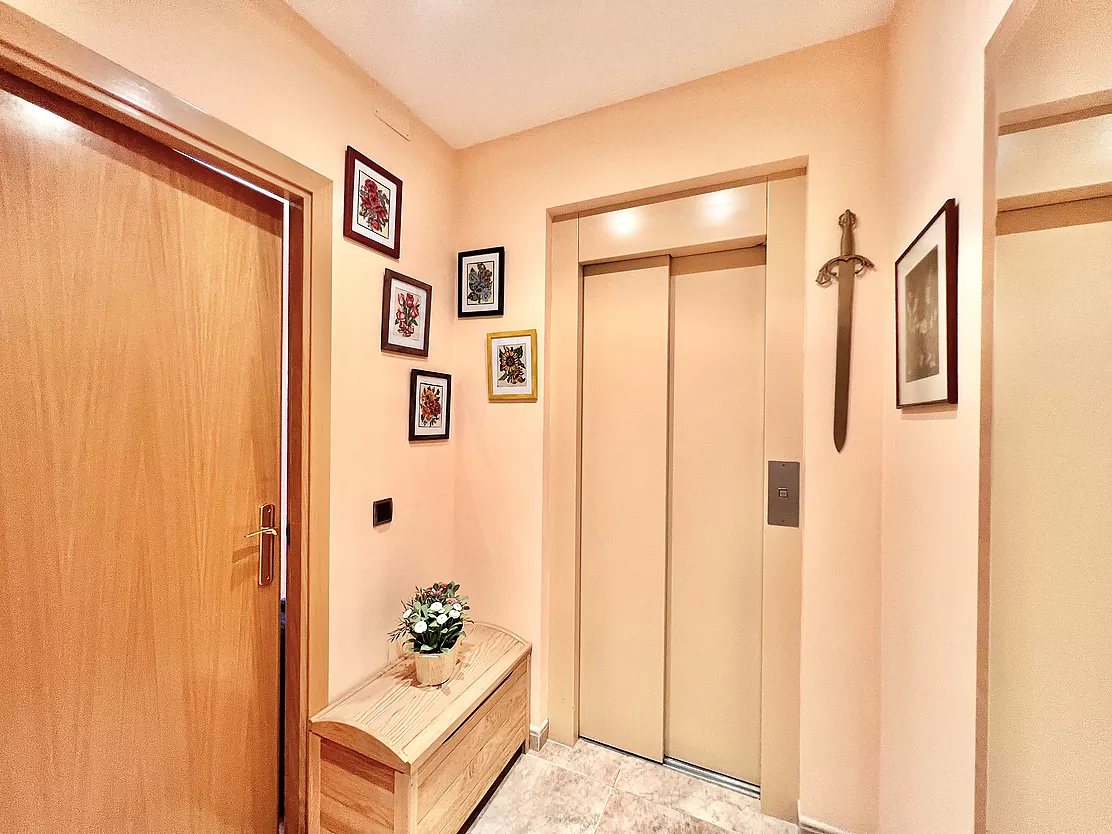 ¡Vive e invierte en el corazón de Palamós! Chalet pareado con local multifuncional a 5 minutos de la playa