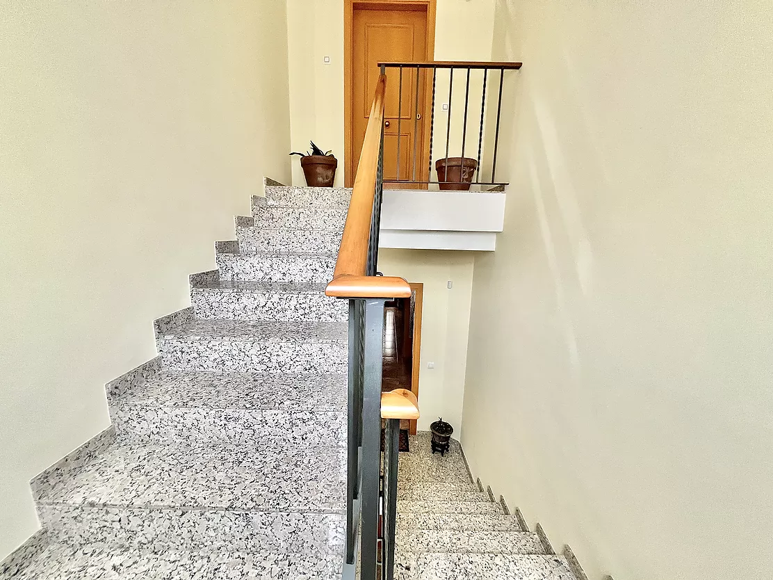 ¡Vive e invierte en el corazón de Palamós! Chalet pareado con local multifuncional a 5 minutos de la playa