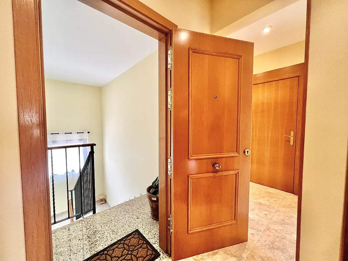 ¡Vive e invierte en el corazón de Palamós! Chalet pareado con local multifuncional a 5 minutos de la playa