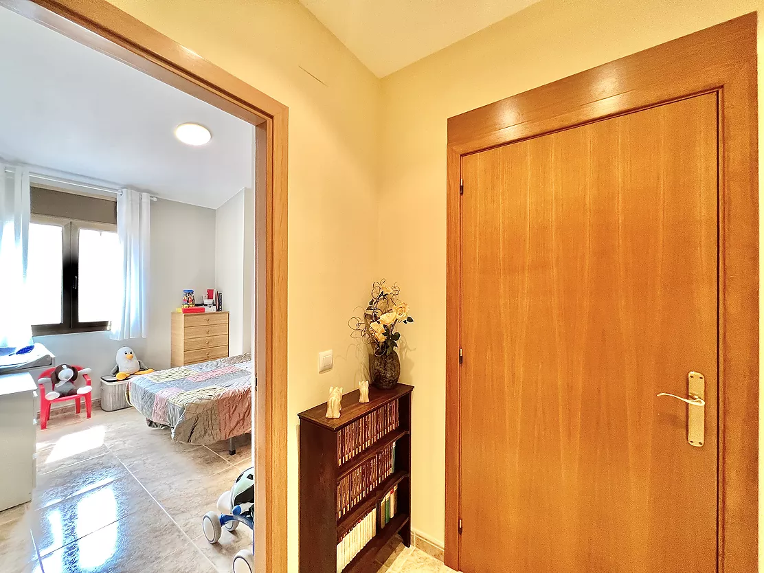 ¡Vive e invierte en el corazón de Palamós! Chalet pareado con local multifuncional a 5 minutos de la playa