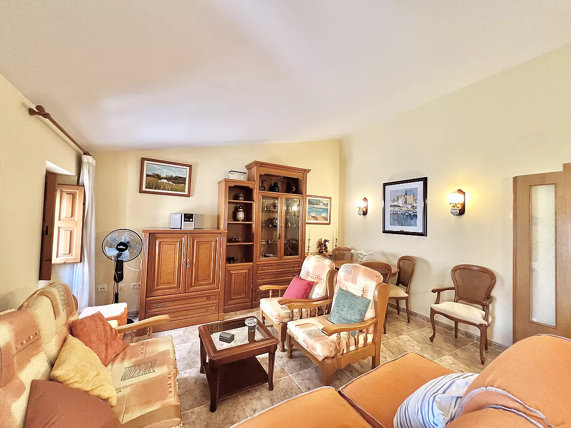 ¡Vive e invierte en el corazón de Palamós! Chalet pareado con local multifuncional a 5 minutos de la playa