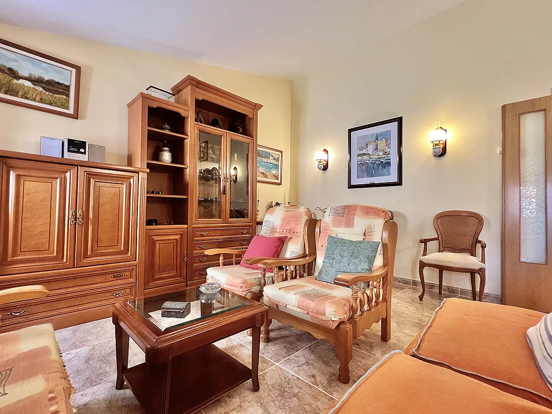 ¡Vive e invierte en el corazón de Palamós! Chalet pareado con local multifuncional a 5 minutos de la playa