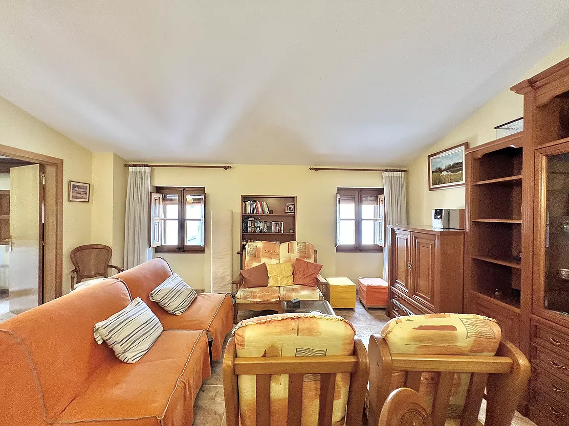 ¡Vive e invierte en el corazón de Palamós! Chalet pareado con local multifuncional a 5 minutos de la playa